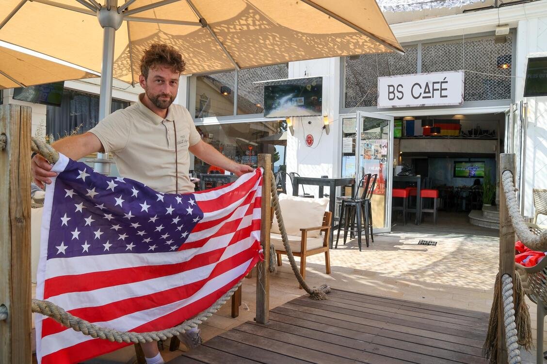 ហាង BS Café នៅ Saint-Raphaël កំពុងរៀបចំចាក់ផ្សាយហ្គេម។