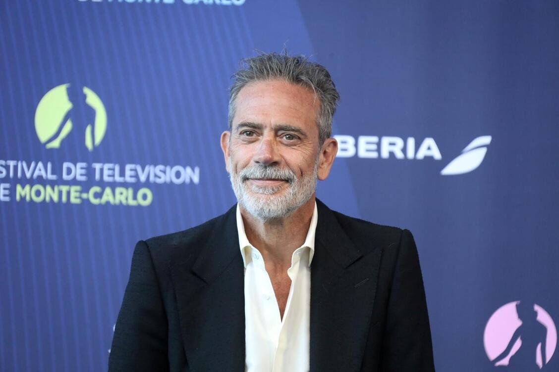 Jeffrey Dean Morgan ដែលជាម៉ាស្កូត Walking Dead ។