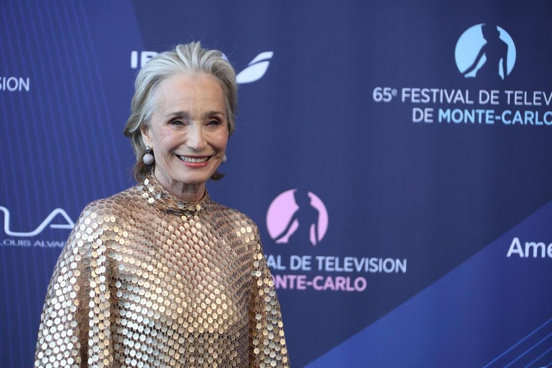 Dame Kristin Scott Thomas នៅក្នុងភាពឆើតឆាយបំផុតដើម្បីចាប់ផ្តើមពិធីបុណ្យ។