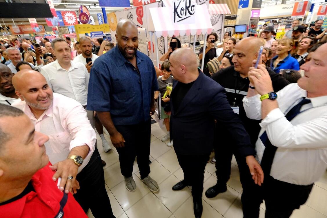 Teddy Riner បង្ហាញនៅថ្ងៃពុធនេះចាប់ពីម៉ោង 12 យប់។ ដល់ម៉ោង 2 រសៀល នៅ Carrefour d'Antibes សម្រាប់កិច្ចប្រជុំជាមួយសាធារណជន។ កម្មវិធីនេះរួមបញ្ចូលទាំងសកម្មភាពផ្សេងៗ វគ្គរូបថត និងការយល់ដឹងអំពីការសហការជាមួយម៉ាកអាហារបំប៉ន KoRo ។