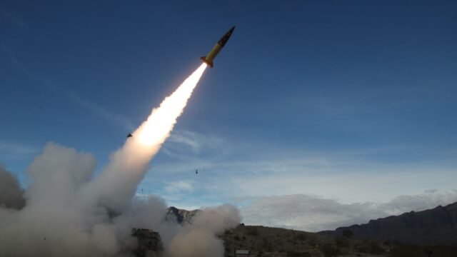 Des-missiles-longue-portee-americain-ATACMS-lors-d-un-exercice-a-White-Sands-au-Nouveau-Mexique-le-1.jpeg