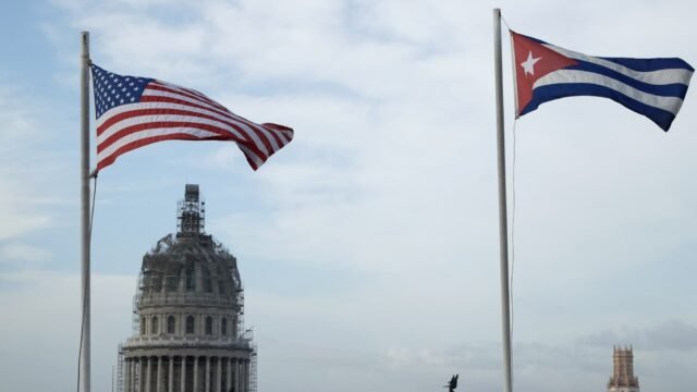 Drapeaux-Etats-Unis-Cuba-2243328.jpg
