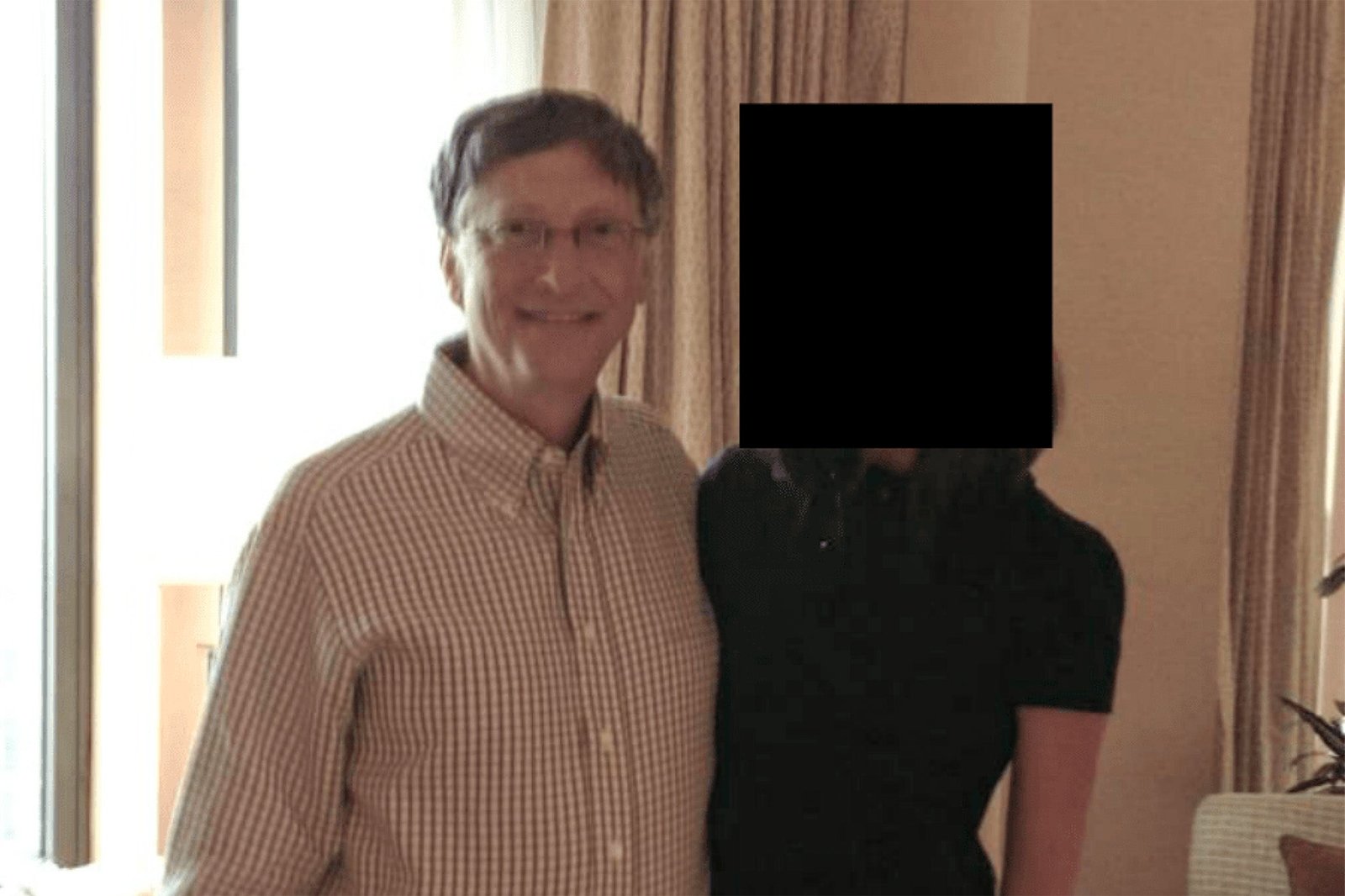 Bill Gates ជាមួយស្ត្រីមិនស្គាល់ម្នាក់នៅក្នុងរូបថតពីឯកសារ Epstein ដែលចេញផ្សាយដោយ DOJ