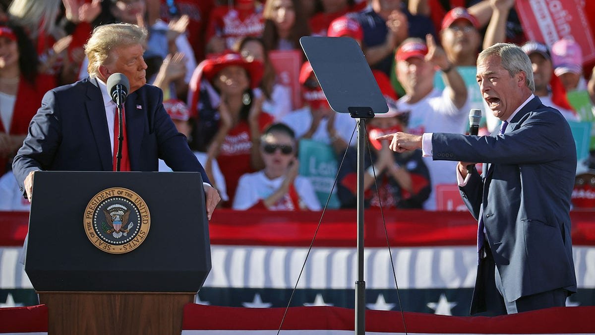 Nigel Farage និង Donald Trump ឈរ​រួម​គ្នា​នៅ​ក្នុង​ការ​ប្រមូល​ផ្តុំ​យុទ្ធនាការ​មួយ​ក្នុង​ទីក្រុង Goodyear រដ្ឋ Arizona។