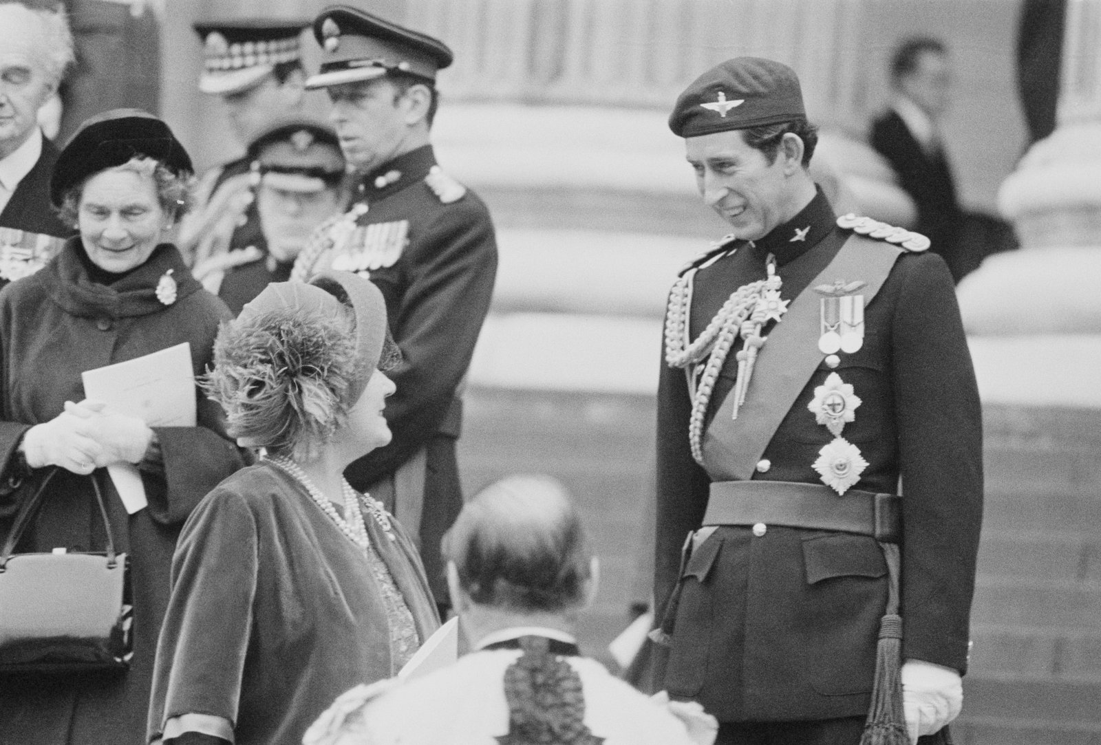 ស្តេច Charles III បន្ទាប់មកព្រះអង្គម្ចាស់នៃប្រទេស Wales បានផ្តល់ 