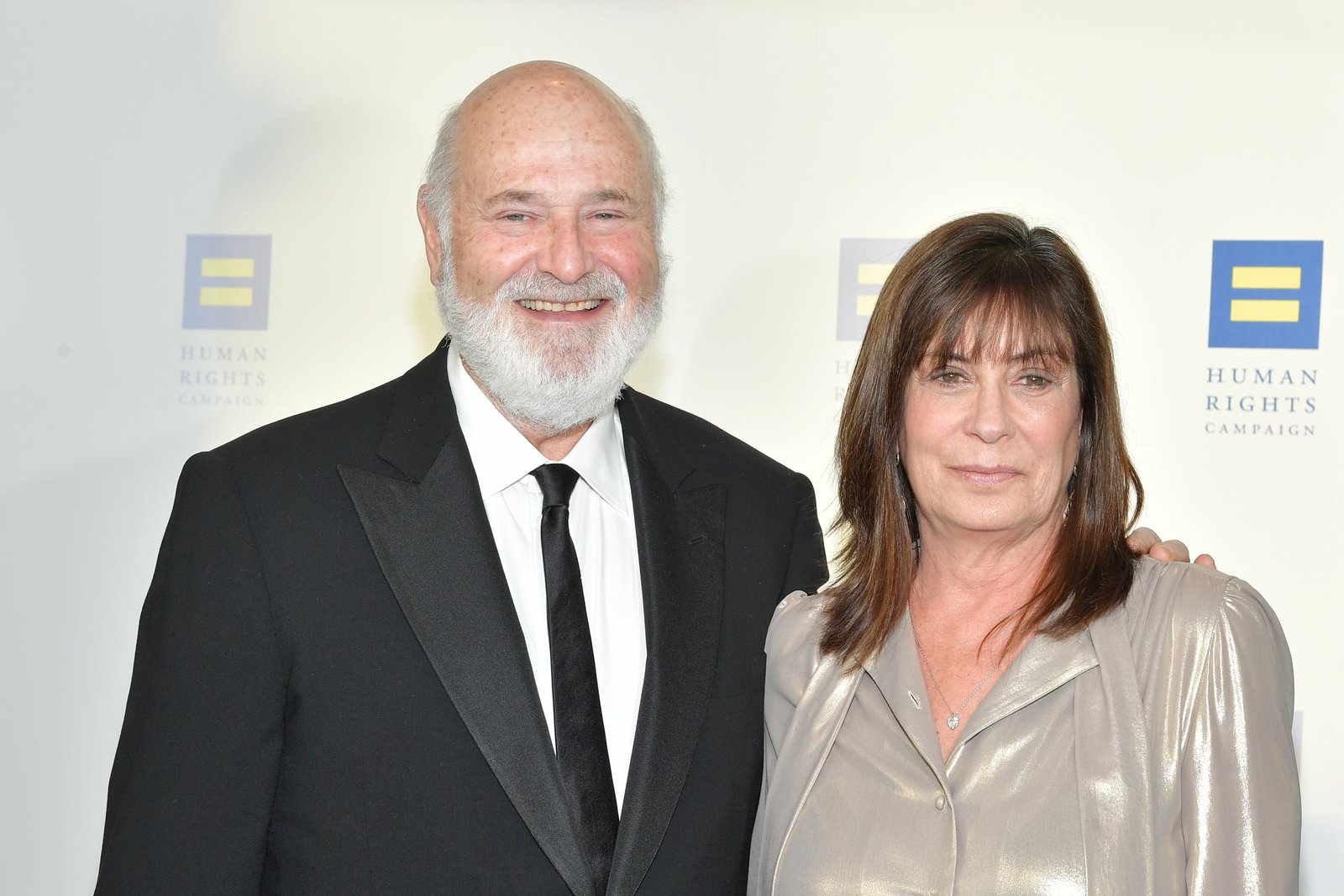Rob Reiner និង Michele Singer Reiner ត្រូវបានគេរកឃើញថាត្រូវបានគេចាក់សម្លាប់នៅក្នុងវិមាន Brentwood របស់ពួកគេ