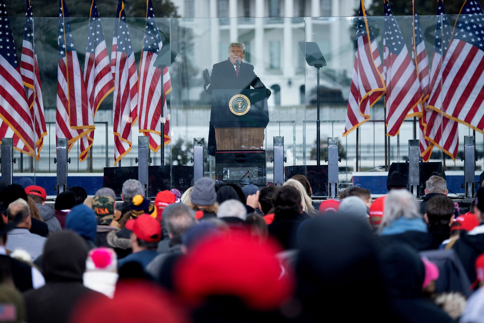 រដ្ឋបាល Trump បានជួលមនុស្សមួយចំនួនដែលមានទំនាក់ទំនងជាមួយថ្ងៃទី 6 ខែមករា ហើយយុទ្ធនាការ Republican 2024 បានបង្ហាញពីអ្នកបះបោរដែលកំពុងជាប់ឃុំជាអ្នកទោសនយោបាយដែលកំពុងប្រឈមនឹងការបៀតបៀន។