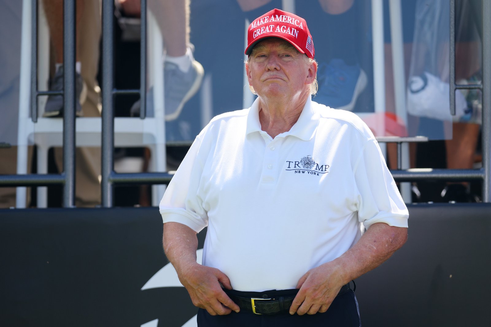 អតីតប្រធានាធិបតី Donald Trump ក្រឡេកមើលអាវទីមួយមុនពេលចាប់ផ្តើមថ្ងៃទីបីនៃ LIV Golf Invitational - Bedminster នៅ Trump National Golf Club នៅថ្ងៃទី 13 ខែសីហា ឆ្នាំ 2023 ក្នុងរដ្ឋ New Jersey។