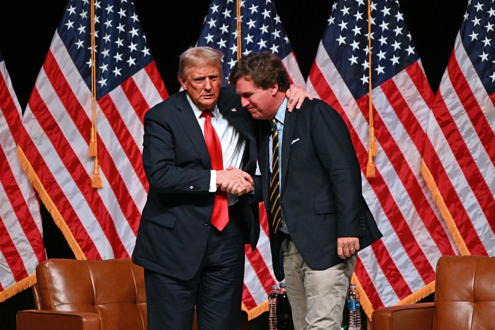 លោក Tucker Carlson និយាយថា គាត់មិនអាចគាំទ្រទាំងគណបក្សសាធារណរដ្ឋ ឬគណបក្សប្រជាធិបតេយ្យទៀតទេ។