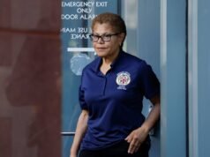 អភិបាលក្រុង LA Karen Bass សារភាពកំហុសរបស់នាង នៅពេលនាងប្រយុទ្ធសម្រាប់អាណត្តិទីពីរទល់នឹង Spencer Pratt