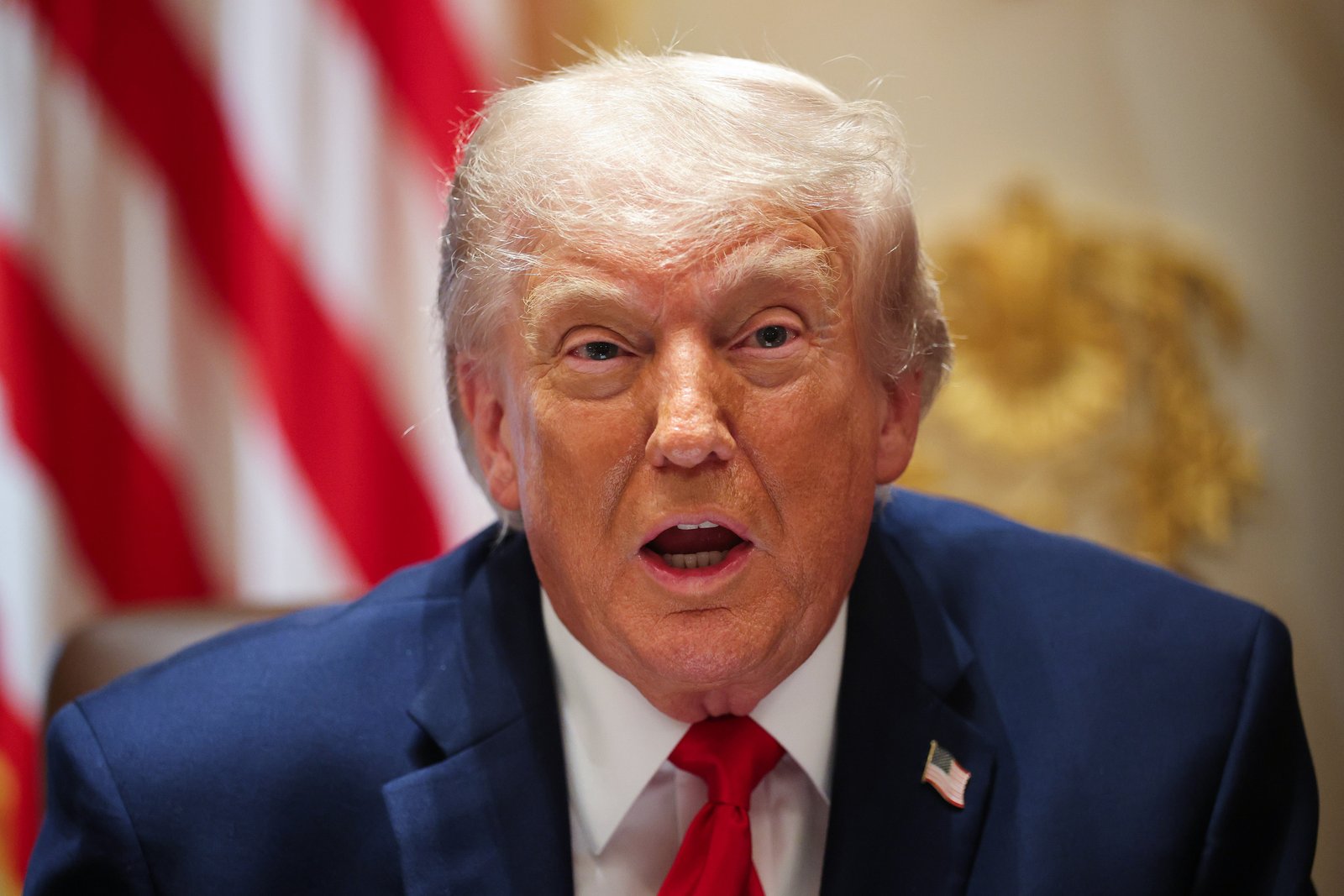ប្រធានាធិបតី Donald Trump បានការពារការធ្វើដំណើរដែលរំពឹងទុករបស់គាត់ទៅកាន់ Madison Square Garden សម្រាប់ហ្គេមទី 3 នៃ NBA Finals ទោះបីជាជនជាតិអាមេរិកភាគច្រើនមិនមានលទ្ធភាពទិញសំបុត្រ 8,000 ដុល្លារក៏ដោយ។