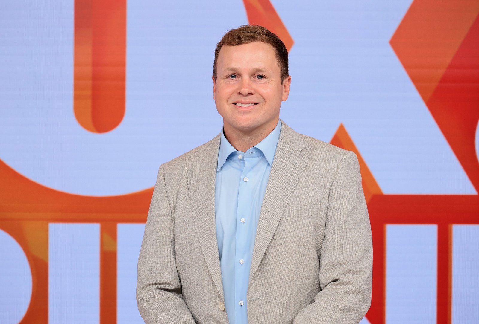 គូប្រជែងរបស់នាងរួមមាន Spencer Pratt ដែលជាអ្នកសាធារណរដ្ឋ និងជាអតីតបុគ្គលិកទូរទស្សន៍ពី The Hills