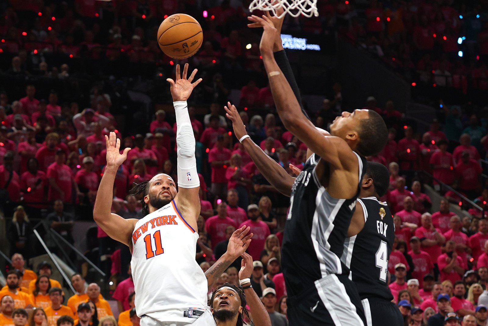 NBA Finals 3 និង 4 នឹងត្រូវលេងនៅលើទីលានផ្ទះរបស់ New York Knicks នៅ Madison Square Garden ក្នុង Manhattan