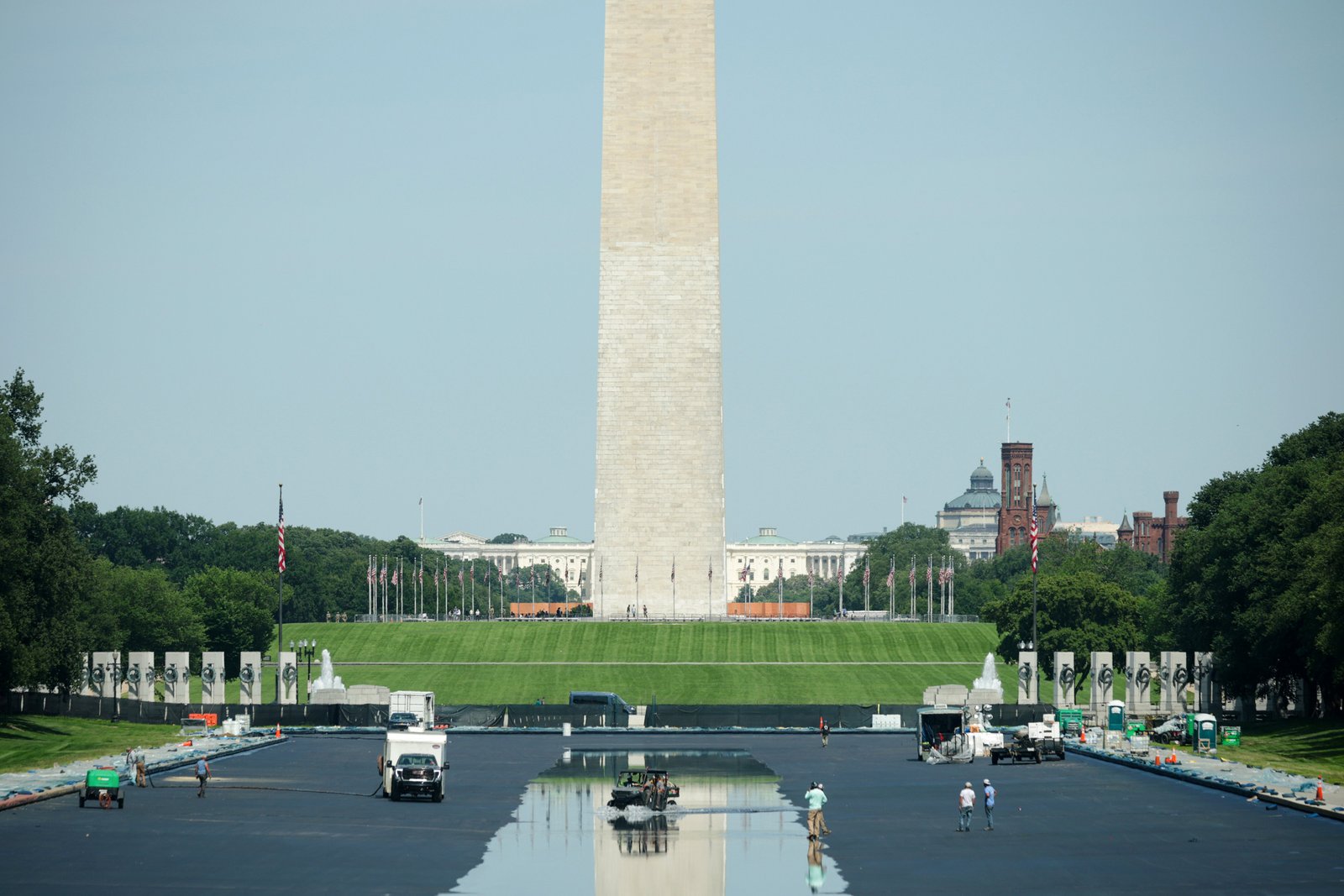 អាងហែលទឹក Lincoln Memorial Reflecting Pool បានបញ្ចប់ការជួសជុលរបស់ខ្លួនក្រោមការគ្រប់គ្រងរបស់ Donald Trump ហើយកំពុងចាប់ផ្តើមបំពេញដោយទឹក