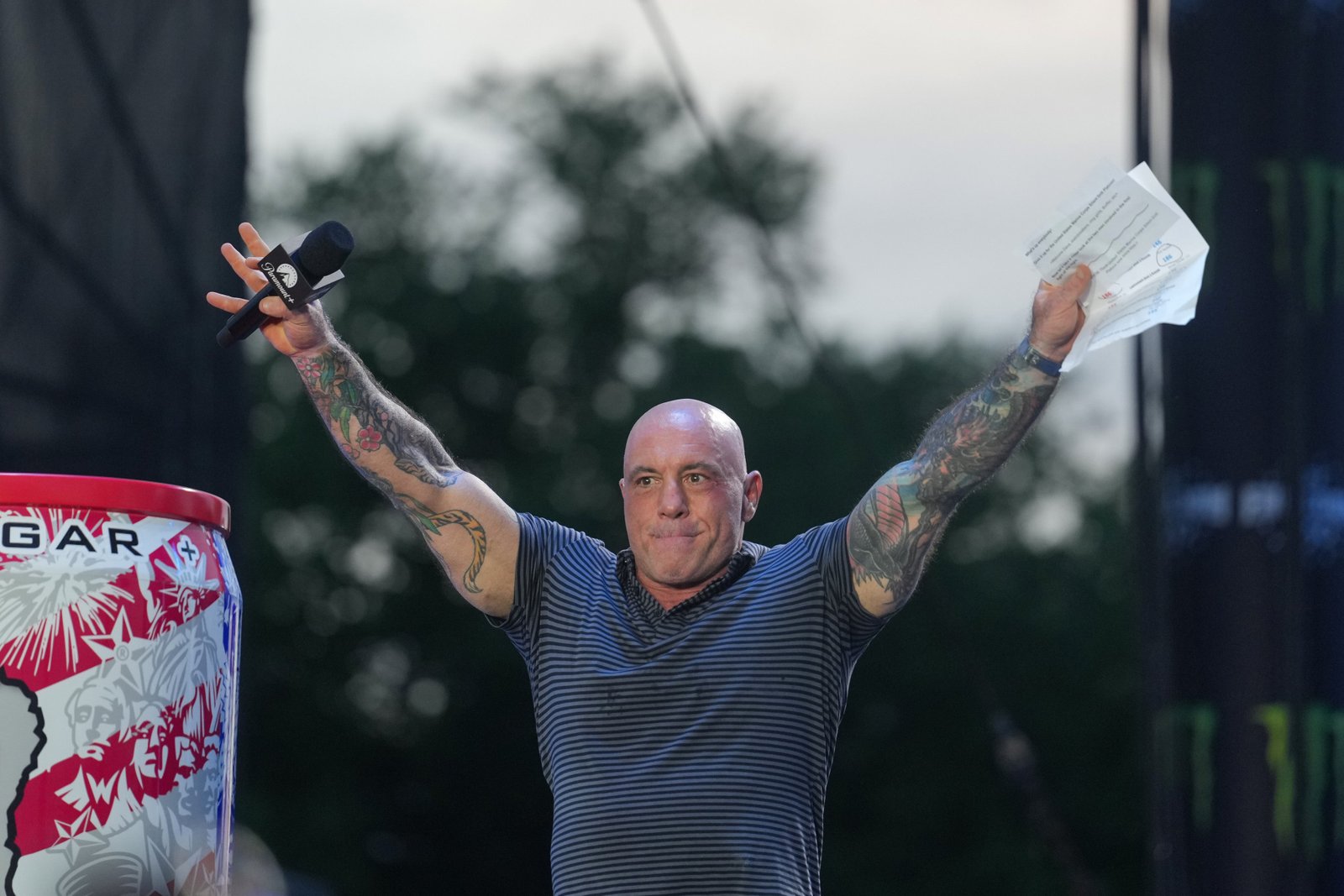 Podcaster Joe Rogan បាននិយាយថា Josh Hokit របស់ UFC ដែលបានចំអកមិនសមហេតុសមផលរបស់អតីតស្ត្រីទីមួយ Michelle Obama ក្នុង Octagon មិនគួរត្រូវបានអញ្ជើញឱ្យចូលរួមការប្រកួតនៅសេតវិមានតាំងពីដំបូងឡើយ។