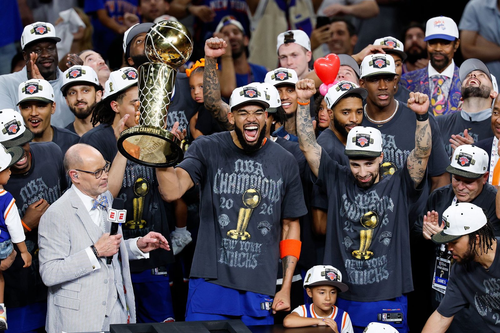 ក្រុម New York Knicks អបអរជាមួយនឹងពានរង្វាន់ Larry O'Brien Championship Trophy បន្ទាប់ពីពួកគេយកឈ្នះលើក្រុម San Antonio Spurs ក្នុងហ្គេមទីប្រាំនៃ 2026 NBA Finals