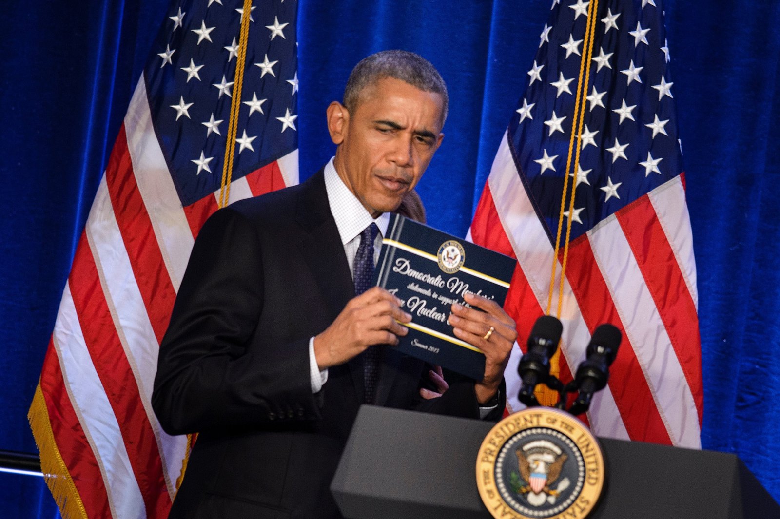 នៅក្នុង tweet ឆ្នាំ 2015 របស់គាត់ លោក Trump បានរិះគន់យ៉ាងខ្លាំងចំពោះកិច្ចព្រមព្រៀងនុយក្លេអ៊ែរអ៊ីរ៉ង់ដែលបានចុះហត្ថលេខាក្នុងអំឡុងពេលអាណត្តិទីពីររបស់លោក Obama ។ រូបភាពនៅទីនេះ គឺលោកអូបាម៉ាកាន់ច្បាប់ចម្លងនៃកិច្ចព្រមព្រៀងនុយក្លេអ៊ែរអ៊ីរ៉ង់ដែលមេដឹកនាំជនជាតិភាគតិច Nancy Pelosi ផ្តល់ឱ្យគាត់នៅថ្ងៃទី 28 ខែមករាឆ្នាំ 2016 ។