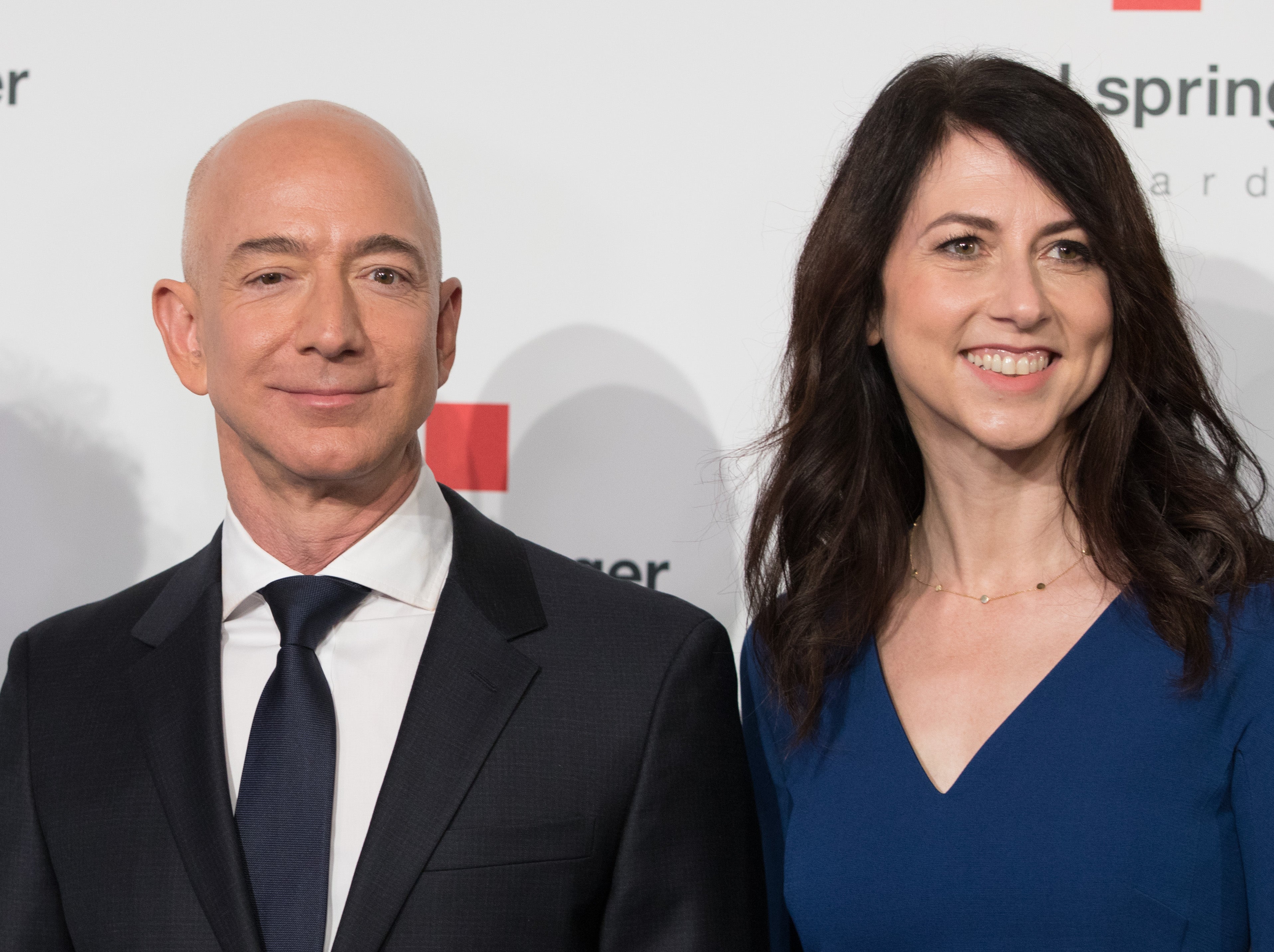 ថៅកែ Amazon លោក Jeff Bezos និង MacKenzie Scott បានលែងលះគ្នានៅឆ្នាំ 2019 បន្ទាប់ពីរៀបការបាន 26 ឆ្នាំ