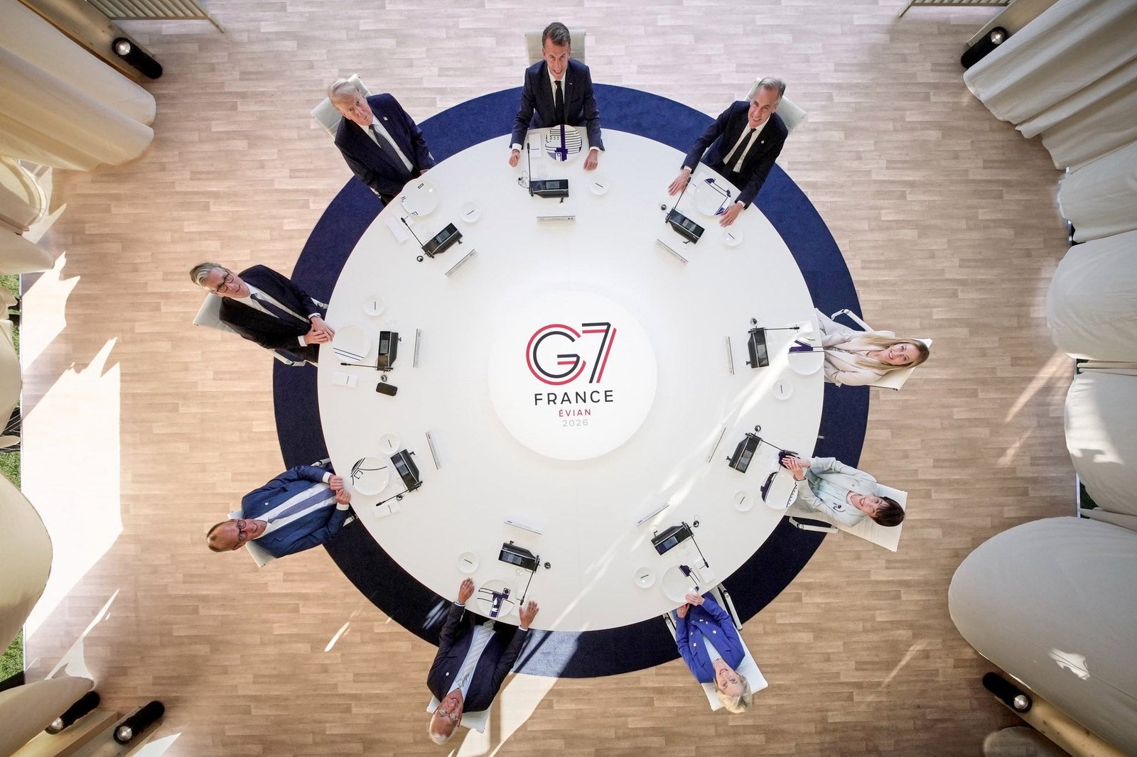 Donald Trump ជាមួយសហការី G7 របស់គាត់។ រូបភាពតាមទ្រនិចនាឡិកាពី Trump៖ ប្រធានាធិបតីបារាំង Emmanuel Macron; នាយករដ្ឋមន្ត្រីកាណាដា Mark Carney; នាយករដ្ឋមន្រ្តីអ៊ីតាលី Giorgia Meloni; នាយករដ្ឋមន្ត្រីជប៉ុន Sanae Takaichi; ប្រធានគណៈកម្មការសហភាពអឺរ៉ុប Ursula von der Leyen; ប្រធានក្រុមប្រឹក្សាអឺរ៉ុប លោក Antonio Costa; អធិការបតីអាល្លឺម៉ង់ Friedrich Merz; នាយករដ្ឋមន្រ្តីអង់គ្លេស Keir Starmer