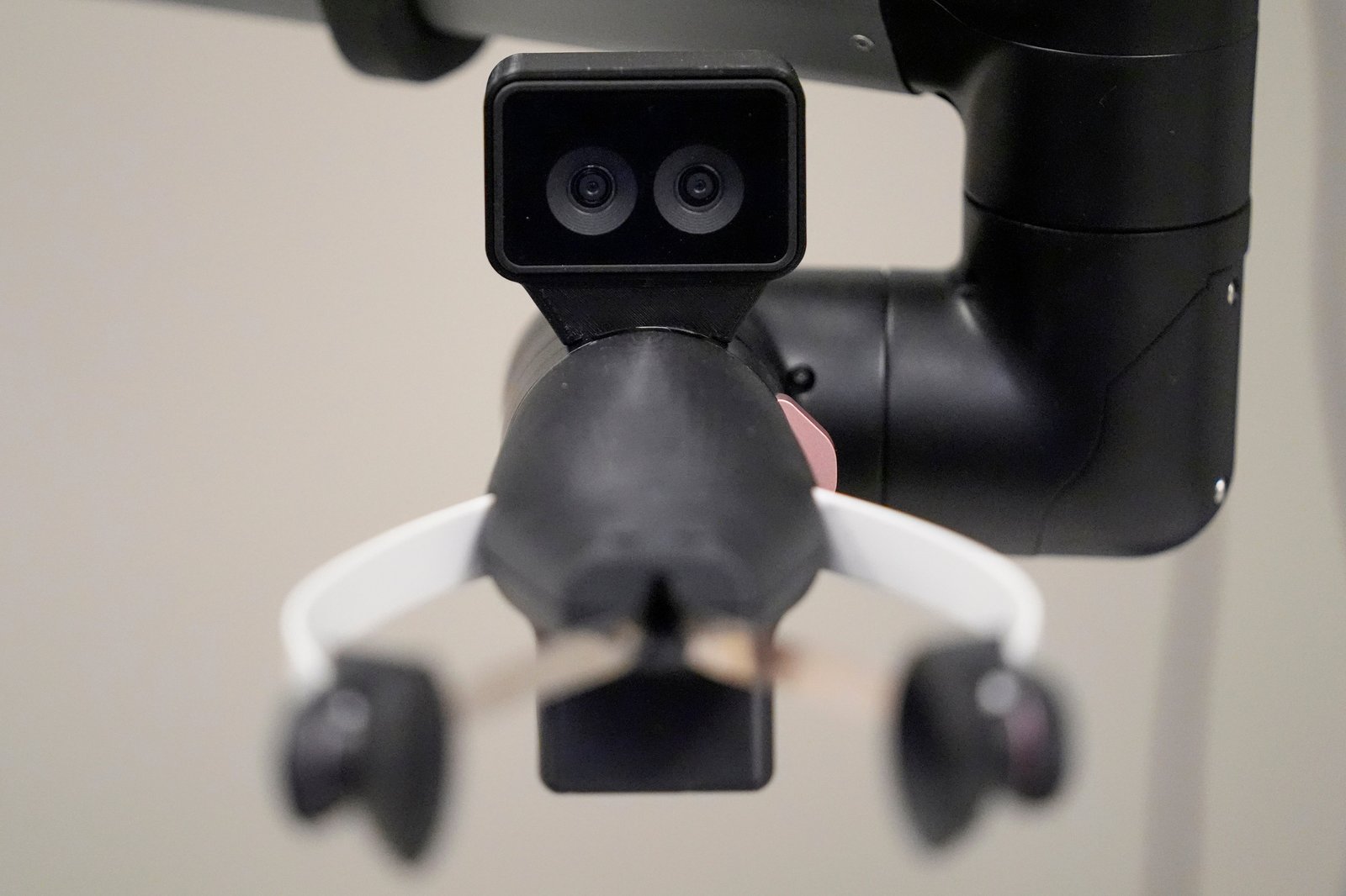 កាមេរ៉ានៅលើដៃរបស់ Hello Robot ប្រើកញ្ចក់ពីរសម្រាប់ការយល់ឃើញកាន់តែច្បាស់អំឡុងពេលការបង្ហាញ