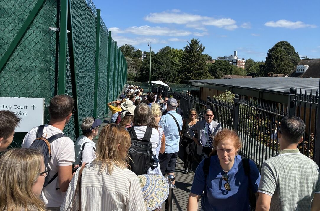 អ្នកគាំទ្រ Wimbledon តម្រង់ជួរនៅមុខទីលានហ្វឹកហាត់