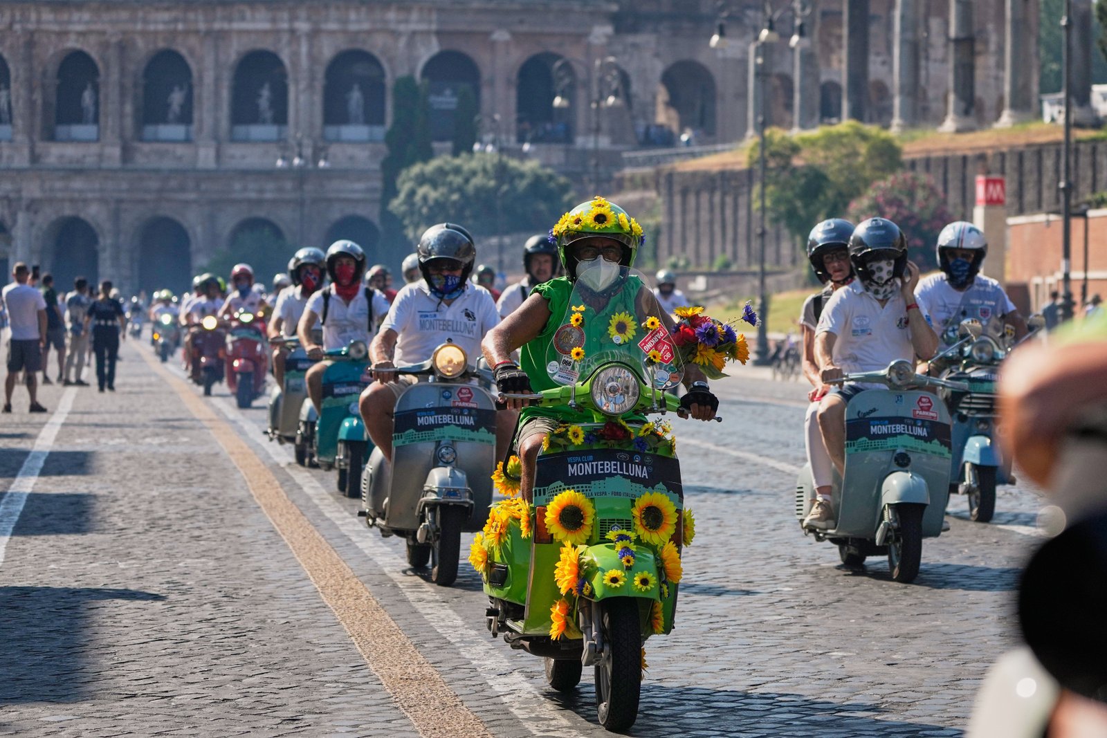 អ្នក​ចូល​ចិត្ត Vespa ដើរ​ដង្ហែ​នៅ​មុខ Colosseum ក្នុង​ការ​ប្រារព្ធ​ខួប​លើក​ទី 80 នៃ​ម៉ូតូ Vespa ក្នុង​ទីក្រុង Rome កាលពី​ថ្ងៃ​សៅរ៍ ទី 27 ខែ​មិថុនា ឆ្នាំ 2026។ (រូបថត AP/Alessandra Tarantino)