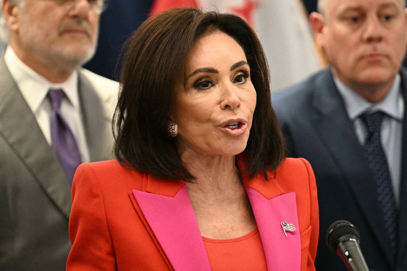 ការិយាល័យរបស់ Jeanine Pirro បានកោះហៅធនាគារជាច្រើនដើម្បីស៊ើបអង្កេតថាតើពួកគេបានបិទគណនីអតិថិជនដោយសារហេតុផលនយោបាយឬយ៉ាងណា នេះបើយោងតាមរបាយការណ៍ថ្មីមួយ។