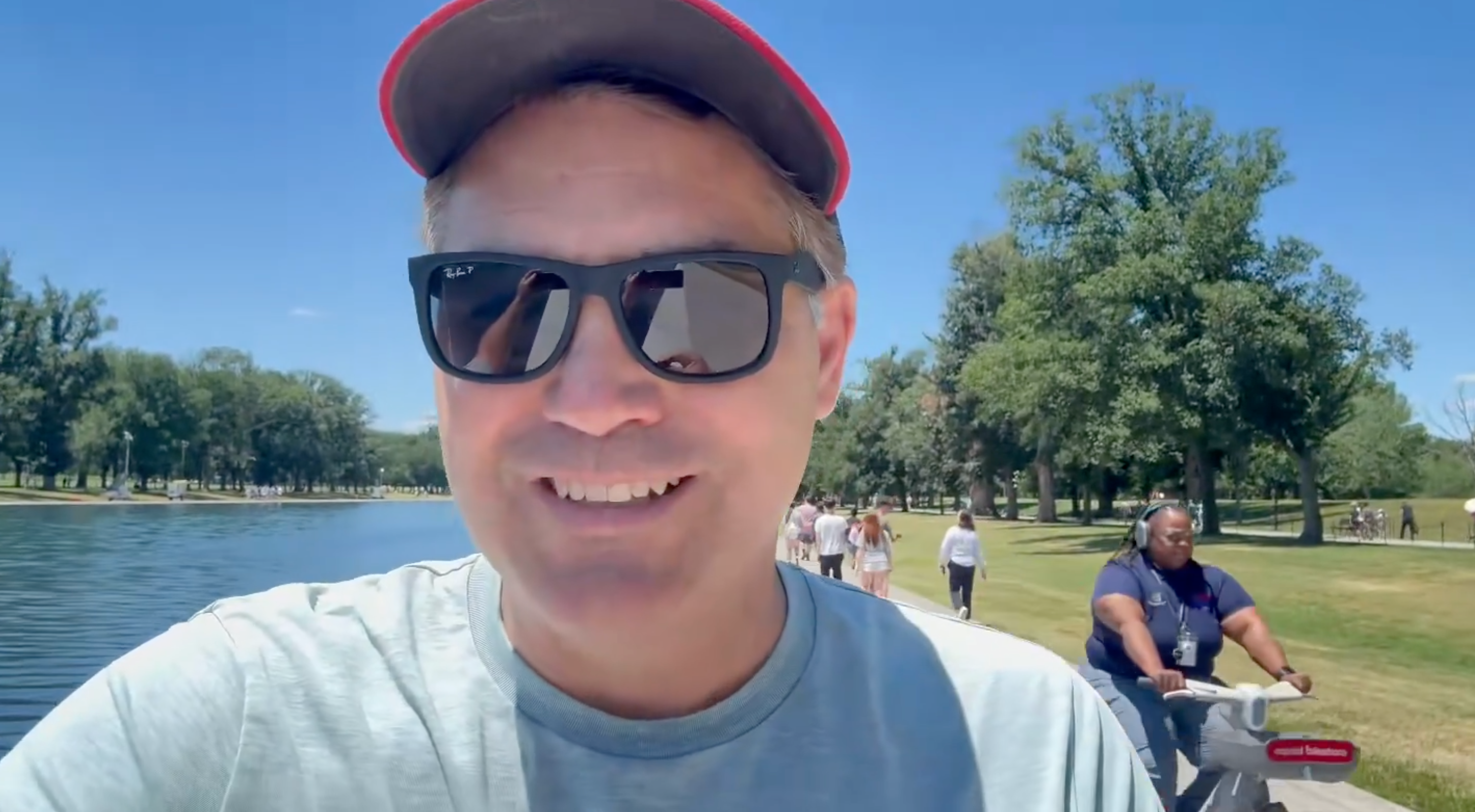 អតីតយុថ្ការបស់ CNN លោក Jim Acosta បានធ្វើឱ្យរដ្ឋបាល Trump ខឹងសម្បារជាមួយនឹងរបាយការណ៍ស៊ើបអង្កេតដោយអណ្តាតលើស្ថានភាពនៃអាងឆ្លុះបញ្ចាំង។