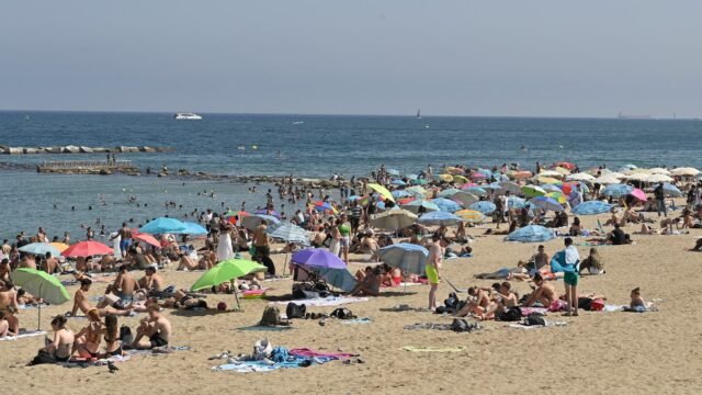 La-plage-de-Barceloneta-a-Barcelone-Espagne-le-18-juillet-2023-1677208.jpg