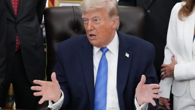 Le-president-americain-Donald-Trump-lors-d-une-ceremonie-de-signature-de-la-loi-Secure-America-Act-d.jpeg