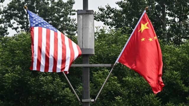 Les-drapeaux-nationaux-des-Etats-Unis-et-de-la-Chine-flottent-sur-une-autoroute-a-Pekin-le-13-mai-20.jpeg