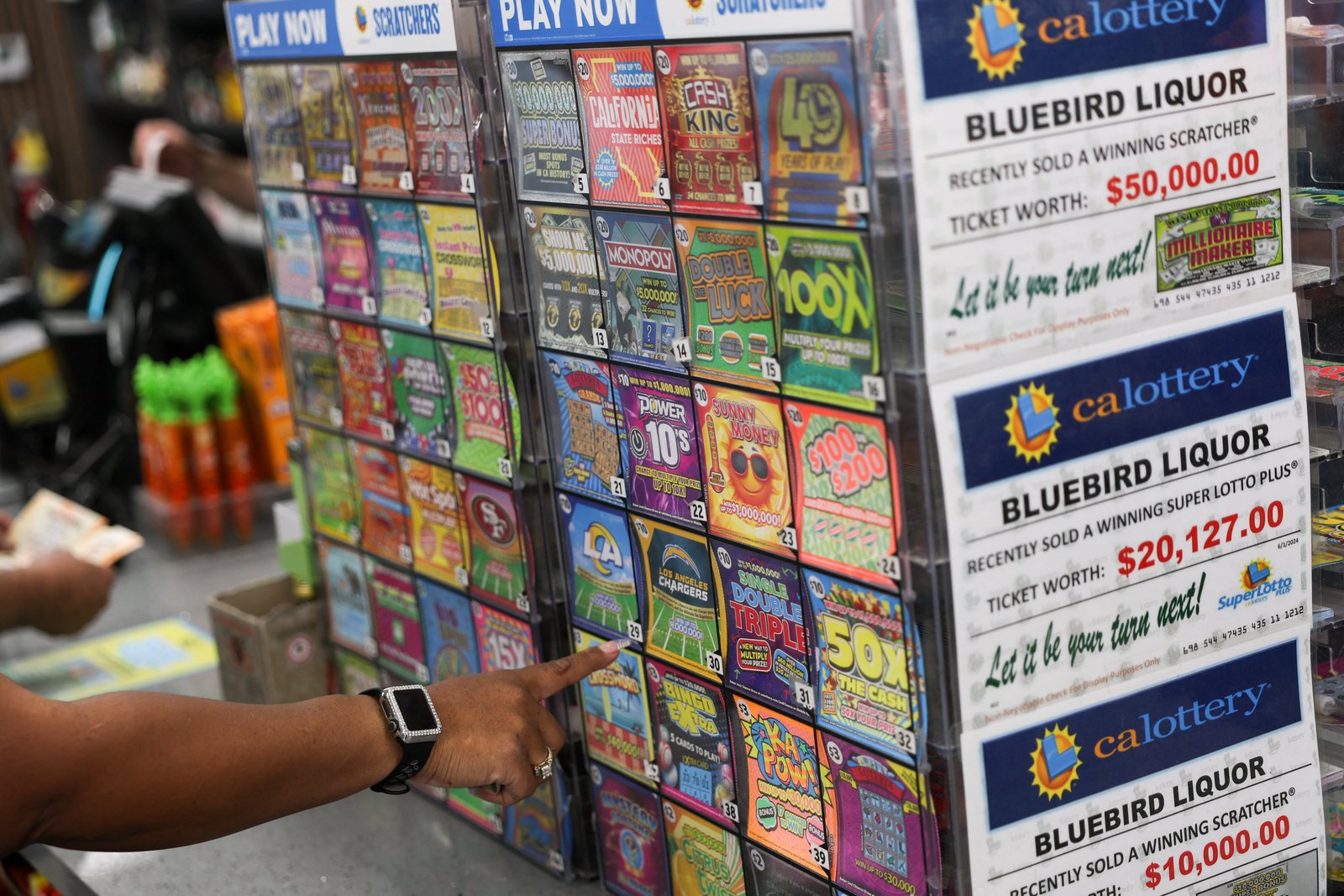 បុរសវ័យ៦៨ឆ្នាំរូបនេះបានទិញសំបុត្រឈ្នះនៅស្ថានីយប្រេងមួយក្នុងទីក្រុង South Lyon ដែលមានចម្ងាយផ្លូវតិចជាង៣០នាទីពីភាគឦសាននៃទីក្រុង Ann Arbor។