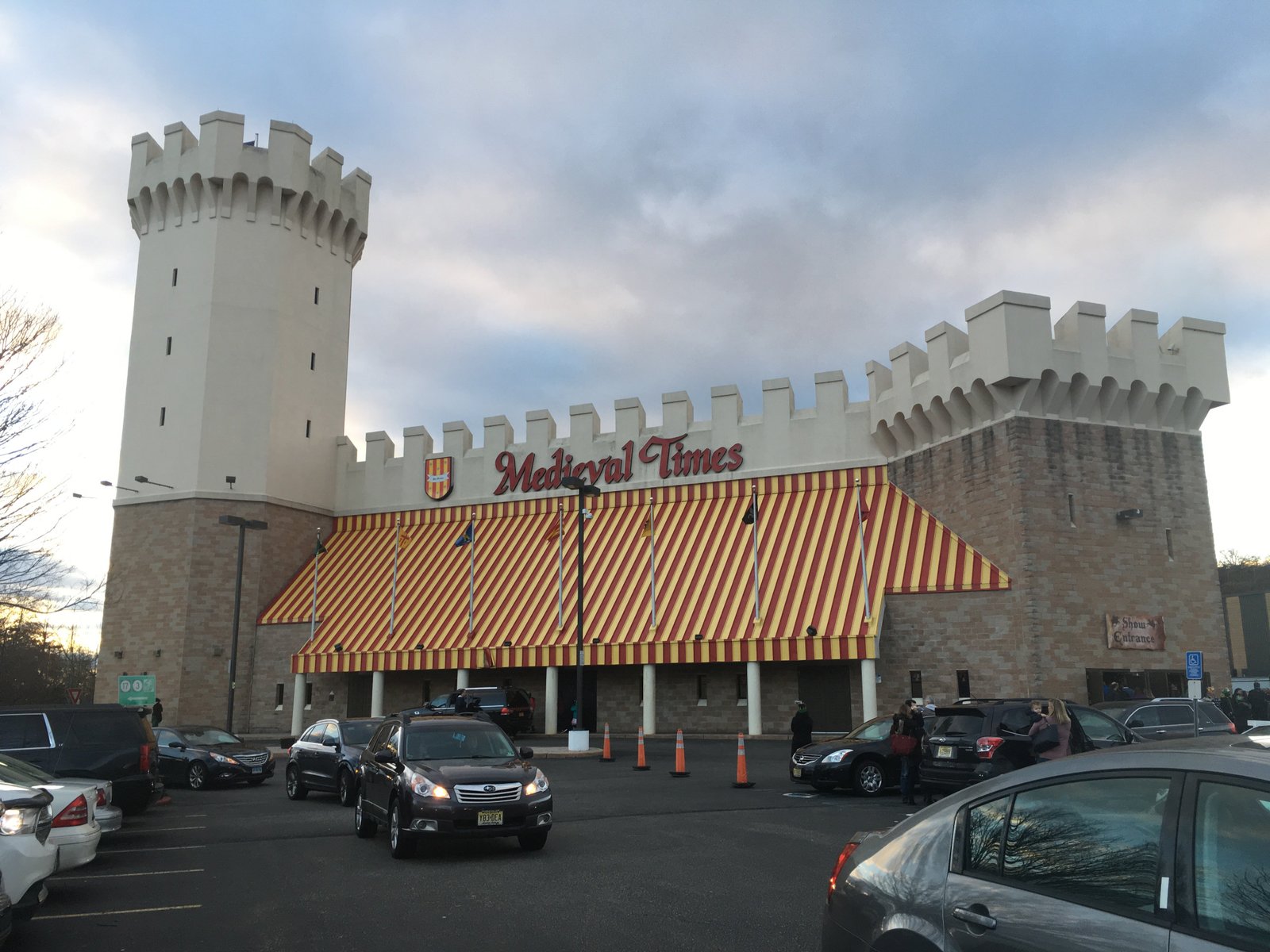 ប៉ុស្តិ៍ Medieval Times នៅ Buena Park រដ្ឋកាលីហ្វ័រញ៉ា គឺជាចំណុចកណ្តាលនៃបណ្តឹងពីអតីត