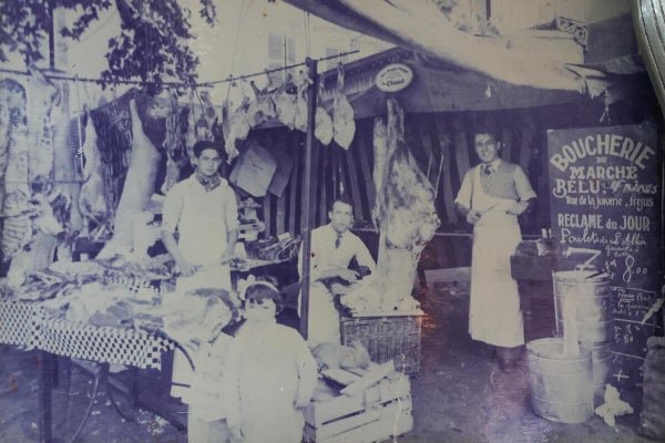 Lucien Bélu អាយុ 57 ឆ្នាំ (ក្នុងរូបថតទាំងពីរ) ជាមួយឪពុករបស់គាត់ឈ្មោះ Louis នៅខាងឆ្វេងរបស់គាត់និងក្រុមរបស់គាត់ដែលនៅពីក្រោយគាត់រួមទាំង Valentin (ឆ្វេង) កូនប្រុសរបស់គាត់។