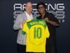 Ronaldinho បង្ហាញព្រះអង្គម្ចាស់ Albert II ជាមួយនឹងអាវប្រេស៊ីលរបស់គាត់នៅក្រៅព្រឹត្តិការណ៍ Monaco F1 Grand Prix ឆ្នាំ 2026
