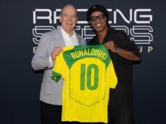 Ronaldinho បង្ហាញព្រះអង្គម្ចាស់ Albert II ជាមួយនឹងអាវប្រេស៊ីលរបស់គាត់នៅក្រៅព្រឹត្តិការណ៍ Monaco F1 Grand Prix ឆ្នាំ 2026