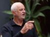 នេះគឺលោក Graham Arnold គ្រូបង្វឹកសញ្ជាតិអូស្ត្រាលីរបស់អ៊ីរ៉ាក់ ដែលត្រូវជួបក្រុមតោខៀវល្ងាចថ្ងៃចន្ទនេះ។
