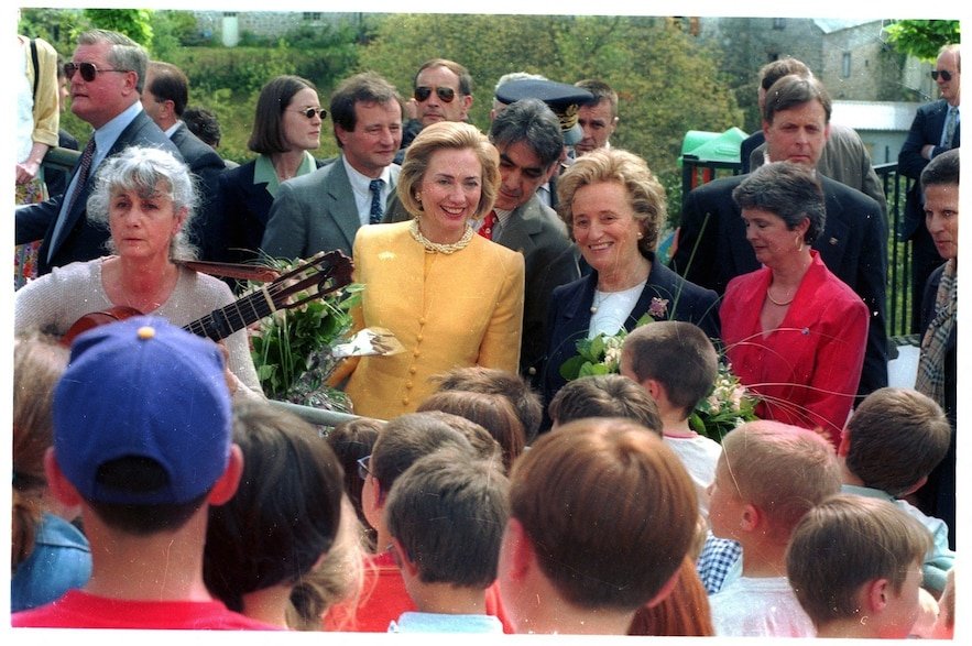 Bernadette Chirac និង Hillary Clinton នៅ Corrèze ថ្ងៃទី 12 ខែឧសភា ឆ្នាំ 1998 ។