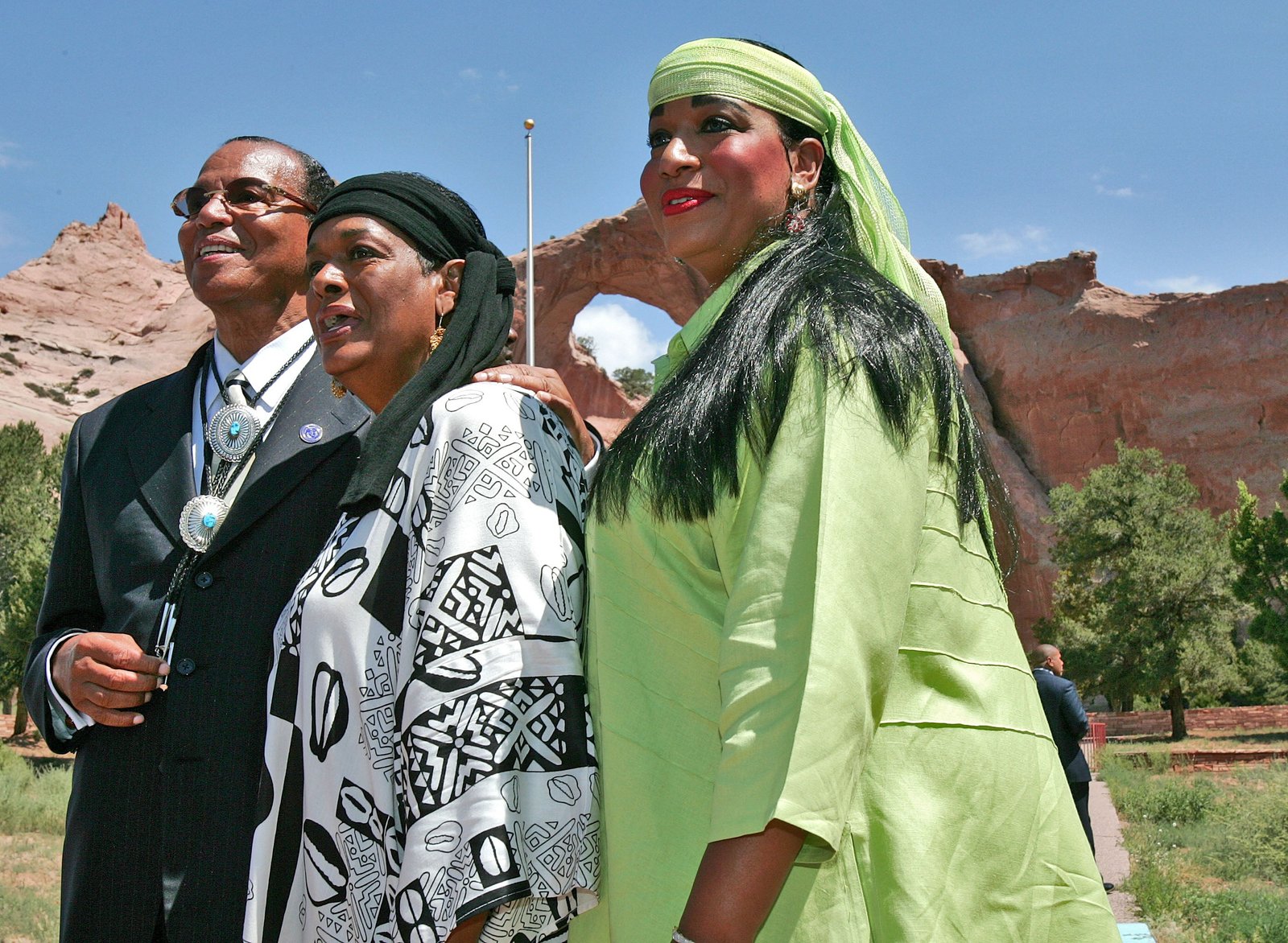 Khadijah Farrakhan បានប្តូរទៅសាសនាឥស្លាមនៅឆ្នាំ 1955 ក្នុងឆ្នាំដដែល ប្តីរបស់នាងបានចូលរួមក្នុងចលនាដែលមានមូលដ្ឋាននៅទីក្រុង Chicago បន្ទាប់ពីទទួលឥទ្ធិពលយ៉ាងខ្លាំងពី Malcolm X។