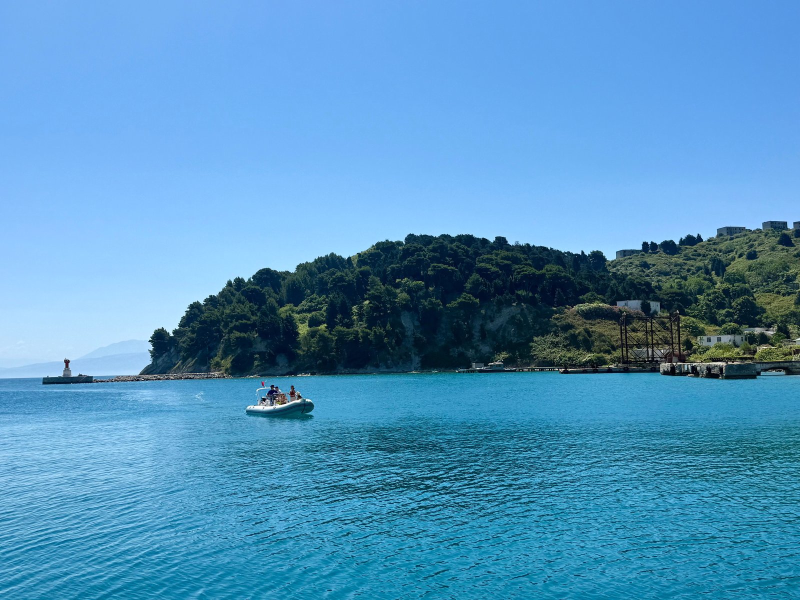 កោះ Sazan មានទីតាំងនៅសមុទ្រ Adriatic