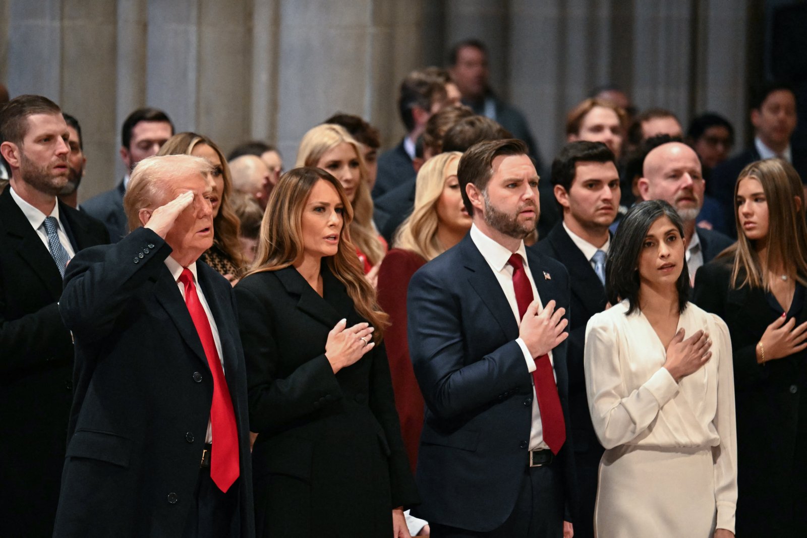 Trump បន្តសំពះក្នុងពេលភ្លេងជាតិ ទោះជាអ្នកដទៃនៅជុំវិញគាត់ប្រកាន់យកវិធីផ្សេងទៀតក៏ដោយ