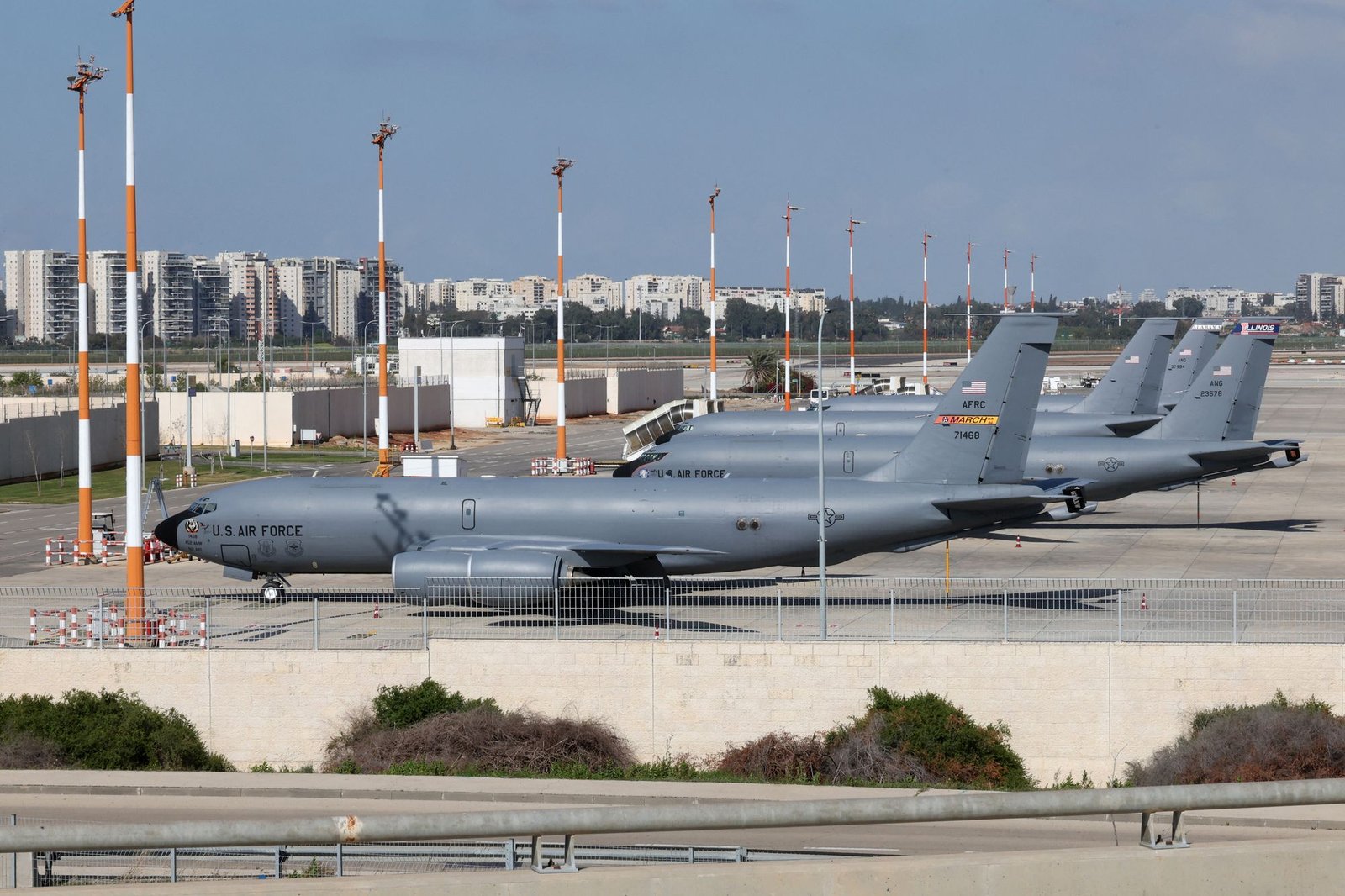 យន្តហោះដឹកប្រេងអាមេរិក KC-135 បានធ្លាក់នៅភាគខាងលិចប្រទេសអ៊ីរ៉ាក់ ដូចយន្តហោះដែលឃើញនៅអាកាសយានដ្ឋាន Ben-Gurion ក្នុងប្រទេសអ៊ីស្រាអែល ដែលធ្លាក់នៅភាគខាងលិចអ៊ីរ៉ាក់កាលពីខែមីនា។