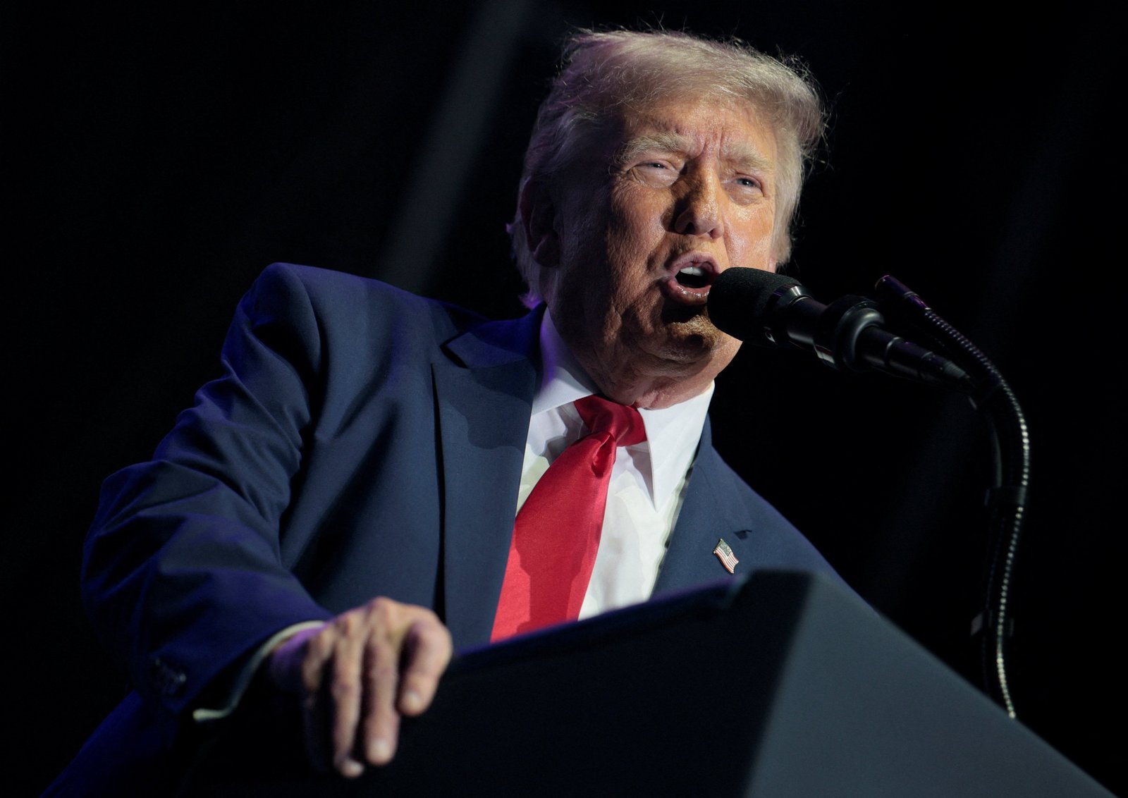ប្រធានាធិបតី Donald Trump បានការពារបន្ទប់កីឡាសេតវិមានដ៏ថ្លៃរបស់គាត់ និងការជួសជុលដ៏លំបាកនៅក្នុងរដ្ឋធានីរបស់ប្រទេសនេះ ខណៈដែលលោកបានថ្លែងសុន្ទរកថាបែបបាតុកម្មដើម្បីចាប់ផ្តើមការប្រារព្ធពិធីជាច្រើនសប្តាហ៍ដើម្បីរំលឹកខួបលើកទី 250 នៃឯករាជ្យភាពរបស់អាមេរិក។