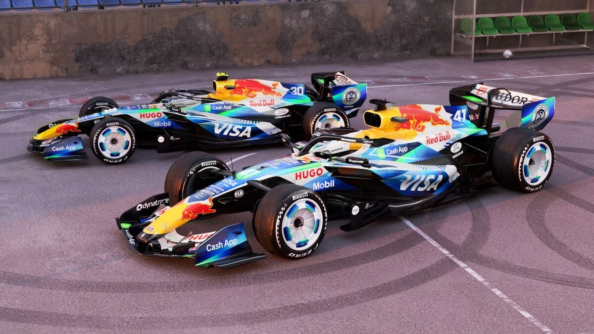 រថយន្ត Racing Bulls F1 ចំនួនពីរនៅលើទីលានបាល់ទាត់