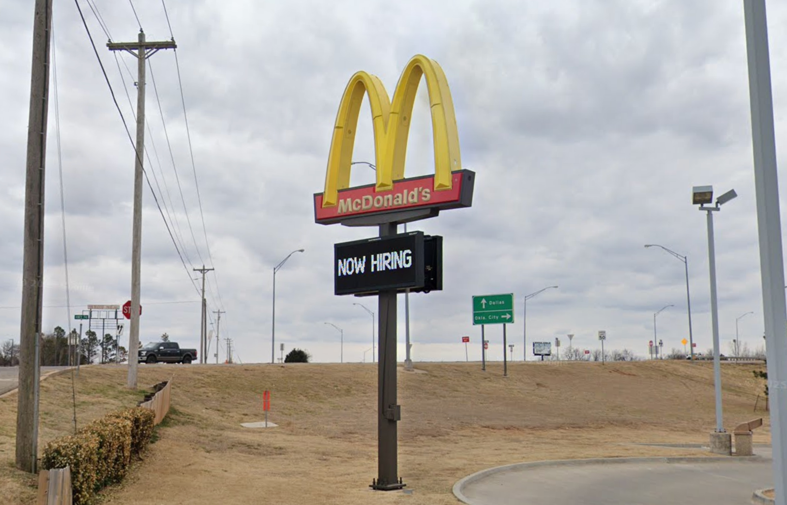 បុគ្គលិករបស់ McDonald's វ័យជំទង់ម្នាក់នៅទីក្រុង Purcell រដ្ឋ Oklahoma កំពុងប្តឹងជុំវិញការអះអាងថានាងត្រូវបានគេធ្វើទារុណកម្មនៅកន្លែងធ្វើការដោយឃាតករដែលត្រូវបានចោទប្រកាន់ថាបានធ្វើការជាមួយនាង។