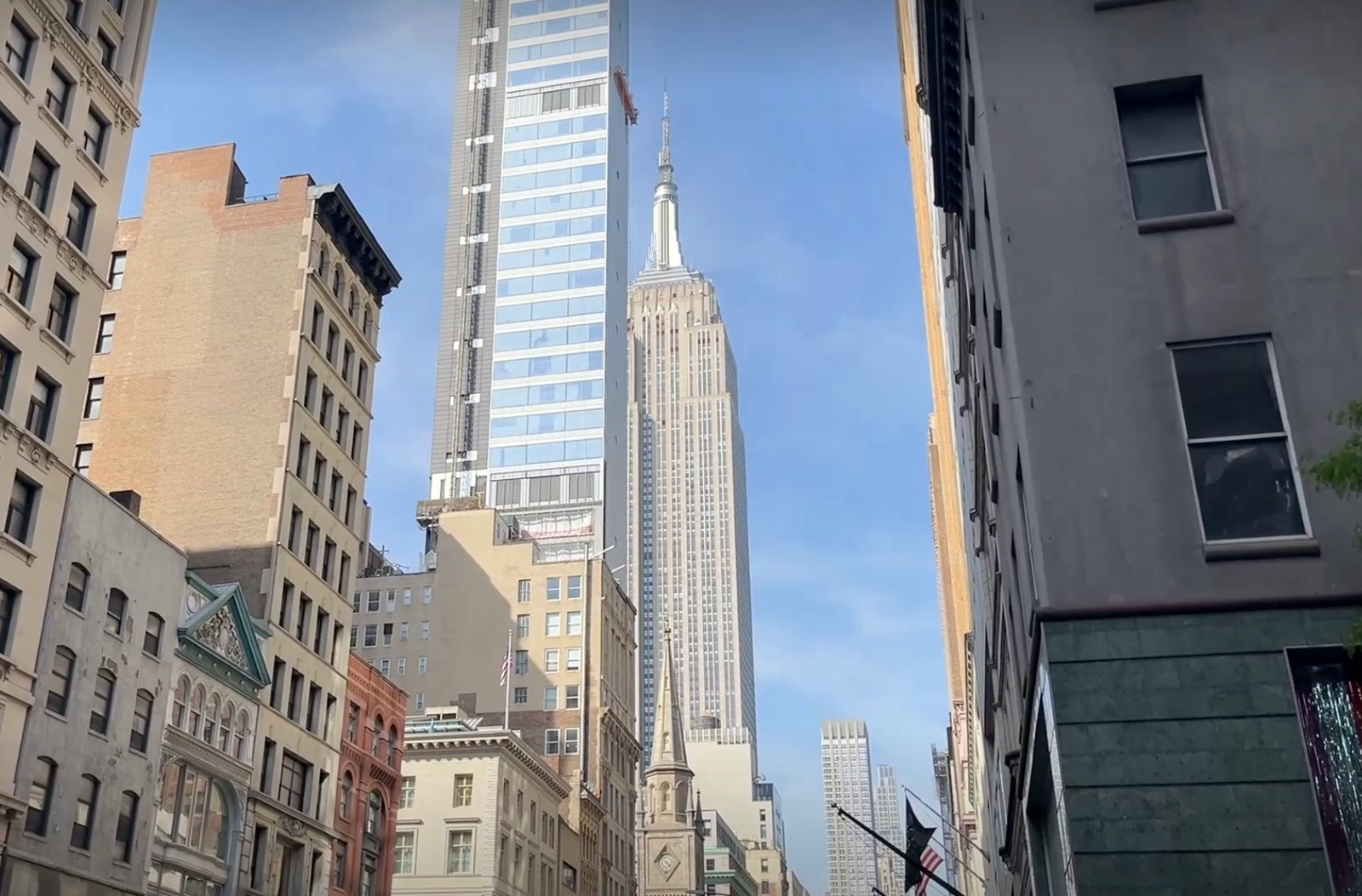 ការបិទជិតនៃ 262 Fifth Avenue និងអគារ Empire State ពី Fifth Avenue បង្ហាញពីទំហំនៃអគារផ្ទះល្វែងប្រណីត
