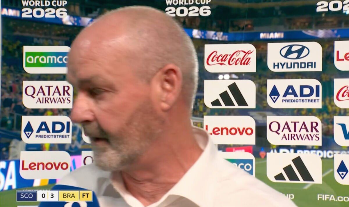 Steve Clarke ដើរចេញ