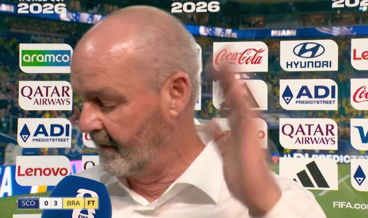 Steve Clarke ដើរចេញ