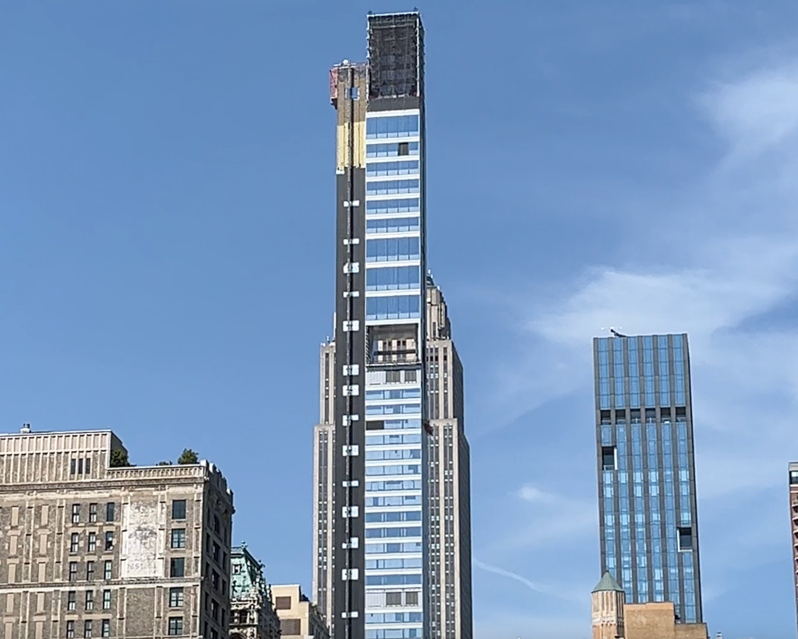 អ្នកគាំទ្រមួយចំនួននៃ 262 Fifth Avenue និយាយថាវាគឺជាការបន្ថែមដ៏ទំនើបមួយទៅកាន់ទីក្រុងញូវយ៉កដែលមានការវិវត្តន៍មិនធ្លាប់មាន។