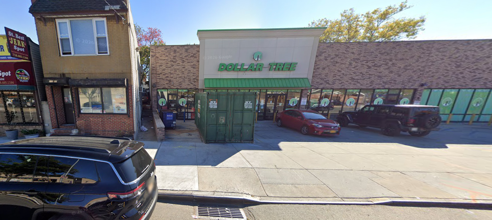 ហាង Dollar Tree នៅទីក្រុង Queens ទីក្រុងញូវយ៉ក ជាកន្លែងដែល Nasushon Taylor អះអាងថា អ្នកគ្រប់គ្រងរបស់នាងបានយាយីនាងយ៉ាងខ្លាំង រហូតដល់នាងត្រូវបង្ខំចិត្តលាលែងពីតំណែង។